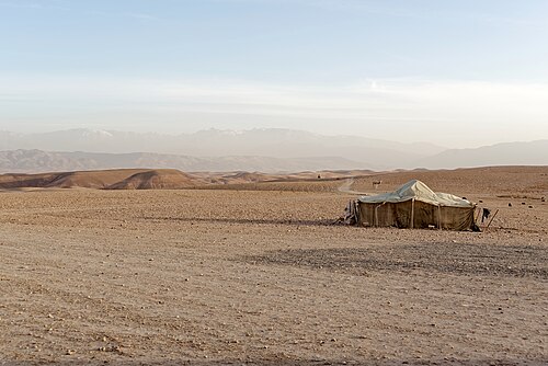 Tente berbère dans le désert de pierre d'Agafay, l'Atlas en arrière-plan