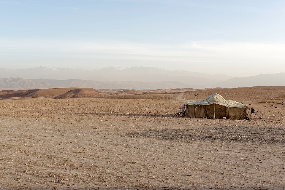 Tente berbère dans le désert de pierre d'Agafay, l'Atlas en arrière-plan