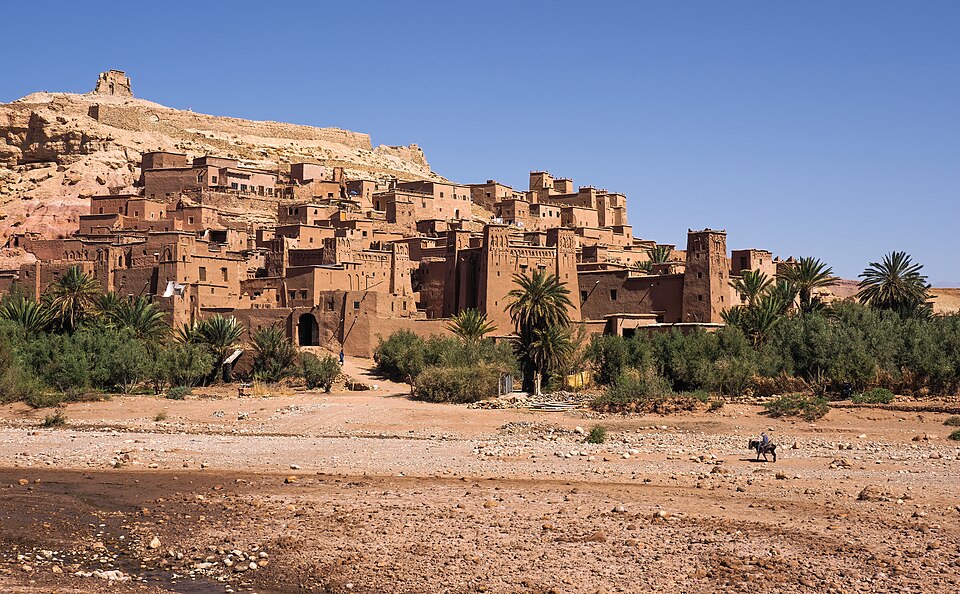 Le ksar d'Aït-Ben-Haddou, village fortifié en terre au bord de l'oued