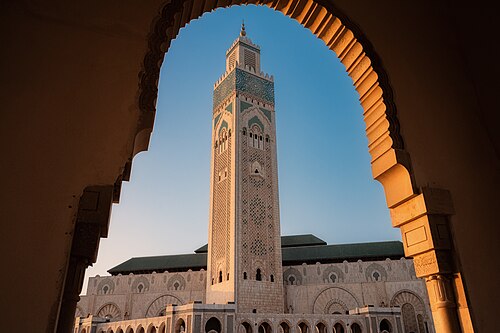 Le minaret de la mosquée Hassan II à Casablanca, vu à travers une arche