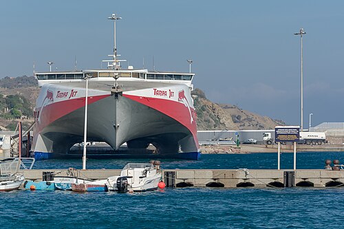 Ferry rapide à quai dans le port de Tarifa, avant le départ pour Tanger
