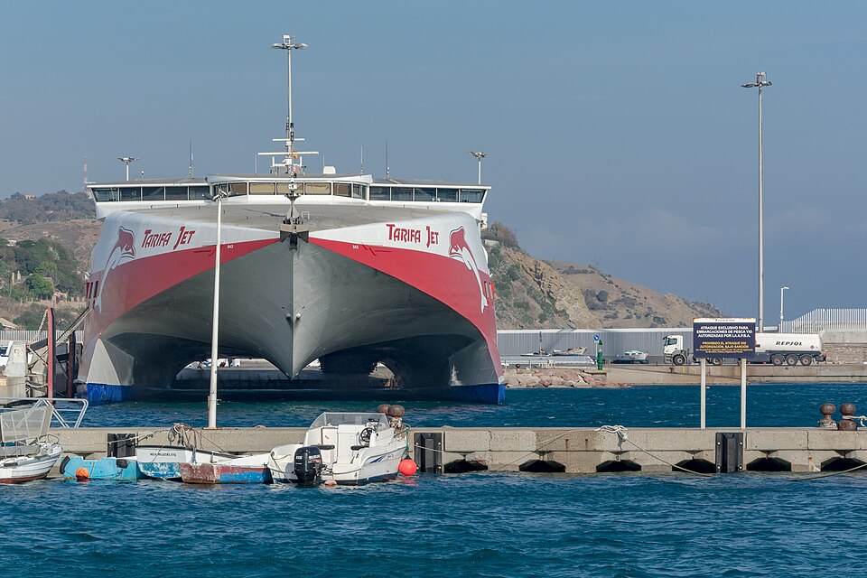 Ferry rapide à quai dans le port de Tarifa, avant le départ pour Tanger