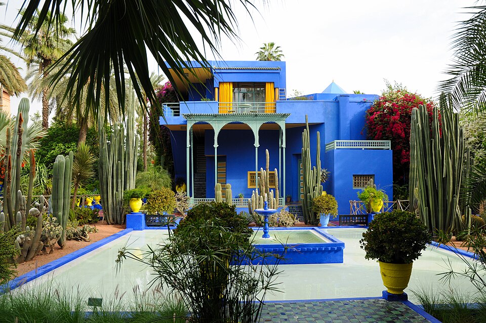 L'ancien atelier bleu Majorelle et son bassin entourés de cactus, au Jardin Majorelle à Marrakech