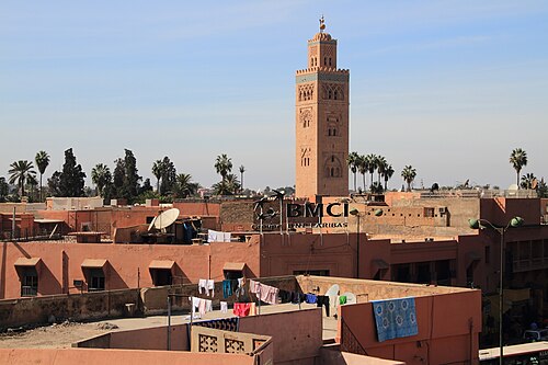 Le minaret de la Koutoubia au-dessus des toits de Marrakech