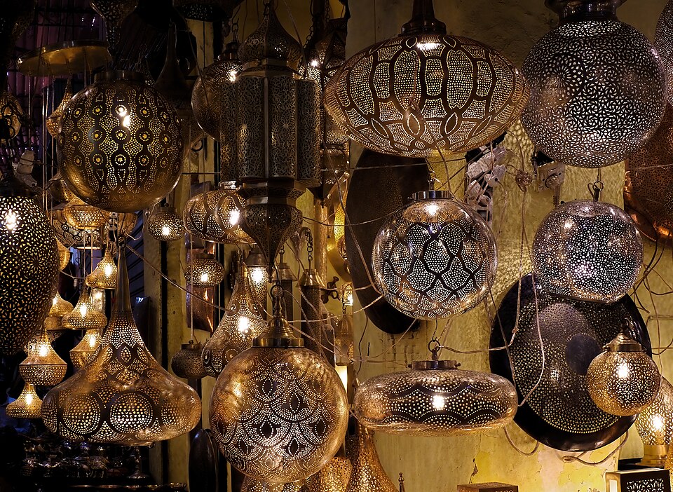 Lanternes en métal ciselé dans le souk Haddadine, médina de Marrakech